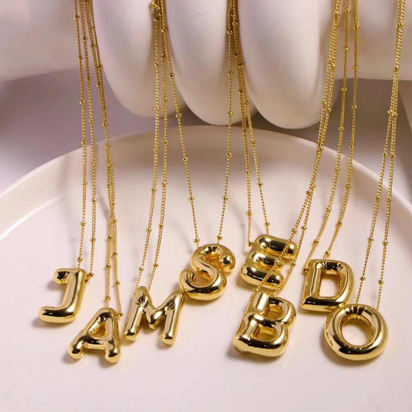 18k Oro Letras de Globo Collar