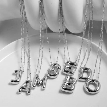 18k Oro Letras de Globo Collar