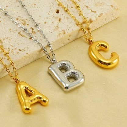 18k Oro Letras de Globo Collar