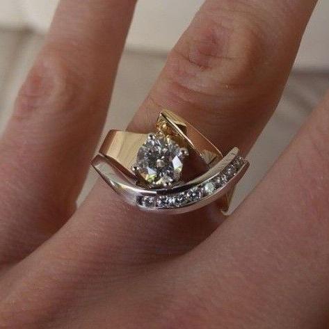 Anillo vintage irregular de oro y plata de circonita